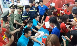 Người hâm mộ tỉnh Ninh Thuận giao lưu với các tuyển thủ U23 Việt Nam