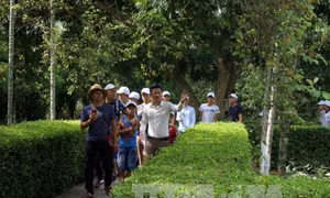 Người dân trên khắp mọi miền Tổ quốc về thăm quê Bác ngày đầu năm mới 