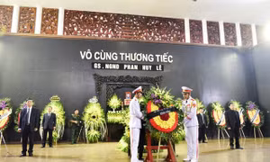 Thành kính, xúc động lễ viếng Giáo sư Phan Huy Lê 