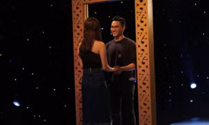 Lựa chọn của trái tim: Để giành được trái tim bạn gái, ngồi nhặt hết hạt của một trái thanh long