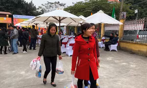 Cười tươi rói khuân mì chính, nước mắm về nhà đón Tết