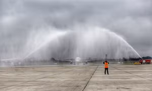 Tại sao máy bay chở tuyển U23 Việt Nam vừa hạ cánh đã bị phun nước xối xả?