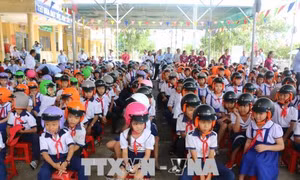 Tặng mũ bảo hiểm cho học sinh lớp Một 