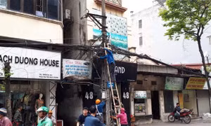 Thanh thải cáp tại phố Đội Cấn, trả lại vẻ phong quang cho tuyến phố
