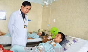 800 con sán lá gan bâu kín, làm tắc ống mật của bệnh nhân hay ăn gỏi cá với rau sống