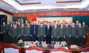  Trưởng ban Tuyên giáo Trung ương chúc Tết cán bộ, chiến sỹ và các văn sỹ, trí thức