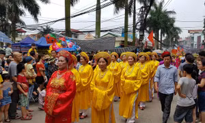 Hàng nghìn người dân nô nức trảy hội Đền Đô
