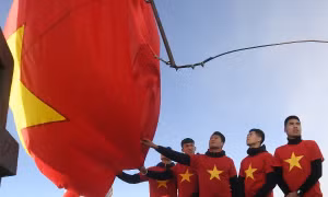Thủ môn Bùi Tiến Dũng của U23 Việt Nam bắt bóng trên đỉnh Fansipan