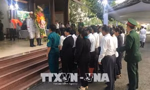 Đông đảo người dân đến viếng nguyên Thủ tướng Phan Văn Khải tại tư gia