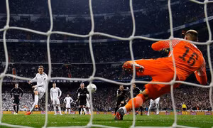 Sút penalty như sút volley, bàn gỡ trên chấm phạt đền của Ronaldo bị cho là phạm luật