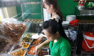 Đơn hàng online 'cứu' hàng, quán chay dịp Rằm tháng Giêng