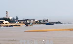 Cửa biển Đà Diễn tiếp tục bồi lấp, ngư dân Phú Yên gặp khó 