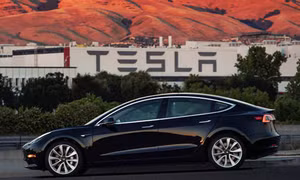 Tesla có thể sẽ 'cạn tiền' trong vòng một năm
