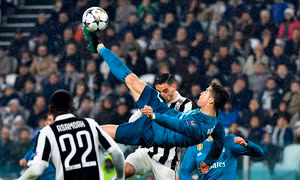 Xem Cristiano Ronaldo rực sáng trên ‘sàn diễn’ lượt đi tứ kết Champions League