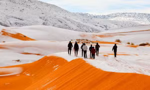 Ngắm sa mạc đỏ Sahara phủ trắng tuyết
