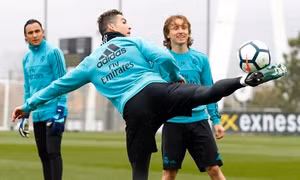 Cristiano Ronaldo chăm chỉ luyện siêu phẩm ‘xe đạp chổng ngược’ trước trận derby thành Madrid