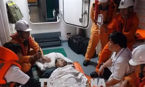 Kịp thời đưa một thuyền viên nước ngoài bị nạn trên biển vào đất liền điều trị