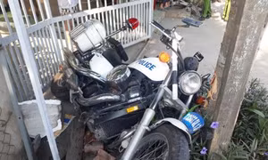 Thăm hỏi các chiến sỹ công an bị thương khi truy đuổi thuốc lá lậu