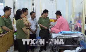 Thăm hỏi các chiến sĩ Công an Bình Dương bị thương khi truy bắt buôn lậu thuốc lá