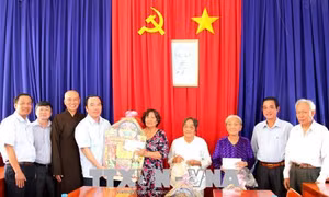 Lãnh đạo MTTQ Việt Nam thăm, tặng quà đồng bào theo Phật giáo Hòa Hảo