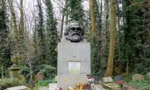 Thăm mộ Karl Marx tại nghĩa trang Highgate ở thủ đô nước Anh