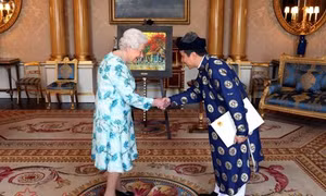 Đại sứ Việt Nam tại Anh trình quốc thư lên Nữ hoàng Elizabeth II