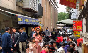Quán vỉa hè Hà Nội tấp nập dân công sở 'giải ngấy' sau Tết