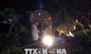 Công nông lao xuống khe suối sâu 4m, lái xe và 8 học sinh thương vong 