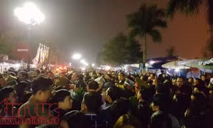 Trước giờ Khai ấn Đền Trần Nam Định: Đông nghẹt người chờ chực