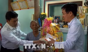Đồng chí Võ Văn Thưởng thăm, tặng quà Tết nhân dân vùng lũ Quảng Ngãi 