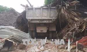 Xe ben mất lái lao qua dải phân cách tông sập quán cà phê