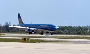 Bão Jongdari khiến Vietnam Airlines lùi giờ cất hạ cánh 6 chuyến bay 