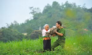 Ninh Bình: Ấm áp nghĩa tình chiến sĩ công an cắm bản