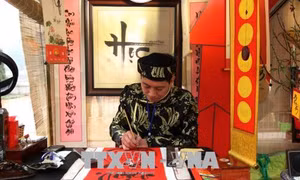 Nhộn nhịp Phố ông Đồ tại Hà Nội trong những ngày cận Tết