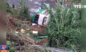 Xe khách lao qua lan can bảo vệ, rơi xuống vực sâu trên đèo Lò Xo 