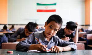 Lý do Iran cấm dạy tiếng Anh trong trường tiểu học