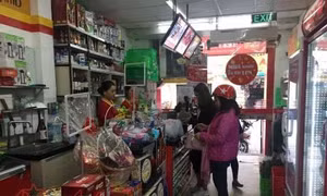 Mùng 5 Tết: Giá rau rẻ, thực phẩm, đồ tươi sống nhích nhẹ