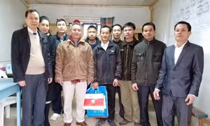 Đại sứ Phạm Quốc Trụ thăm và chúc Tết công nhân Việt Nam tại Algeria 