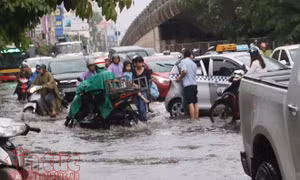 Mưa lớn tại nội thành Hà Nội, nhiều tuyến đường bị ngập sâu