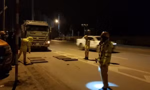 Tước bằng lái 4 tháng, phạt 16 triệu đồng lái xe ‘ăn vạ’ cảnh sát giao thông 5 giờ 