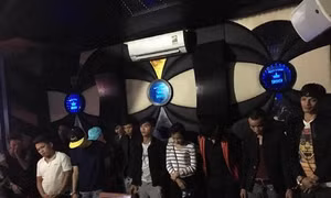Hà Tĩnh: Đột kích quán karaoke bắt nhóm 'nam thanh, nữ tú' có hành vi sử dụng ma túy