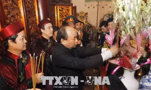 Thủ tướng Nguyễn Xuân Phúc thành kính dâng hương tưởng niệm các Vua Hùng