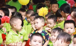 Bé mầm non lã chã nước mắt ngày đầu tiên khai giảng 