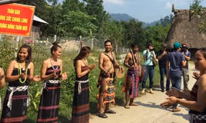 Người Cơtu làm du lịch cộng đồng