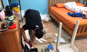 Sát Tết, thợ lắp đồ nội thất 'chạy sô' toát mồ hôi