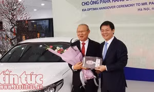 HLV Park Hang-seo của U23 Việt Nam lái xe sang ra sân bay về Hàn Quốc ăn Tết