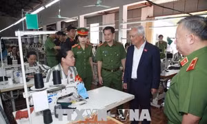 Phó Chủ tịch Quốc hội Uông Chu Lưu thăm và làm việc tại một số cơ sở của Tổng cục 8, Bộ Công an