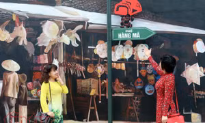 Dân Hà Nội đổ xô 'check-in' phố bích họa Phùng Hưng với 'song xưa, phố cũ'