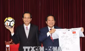 Thủ tướng tặng bóng và áo của cầu thủ U23 để đấu giá ủng hộ người nghèo