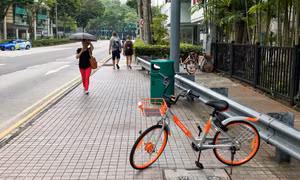 Đi tàu điện trên cao, có thể thuê xe đạp điện tại các nhà ga